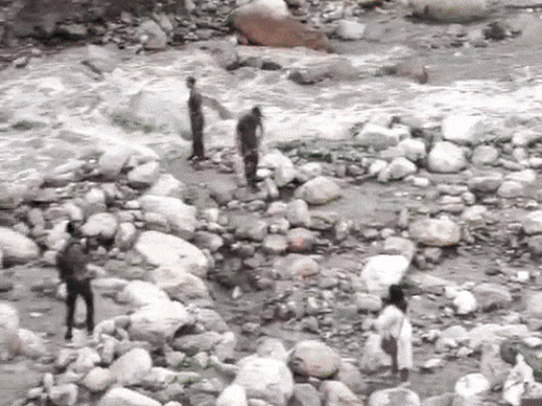 शिमला के रामपुर में शुक्रवार 2 अगस्त की सुबह 6 बजे से NDRF और SDRF की टीमों ने रेस्क्यू ऑपरेशन दोबारा शुरू किया।