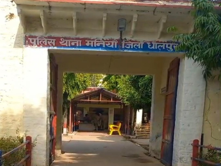 उत्तर प्रदेश से राजस्थान में घुसने पर सबसे पहले मनियां थाना इलाका लगता है।