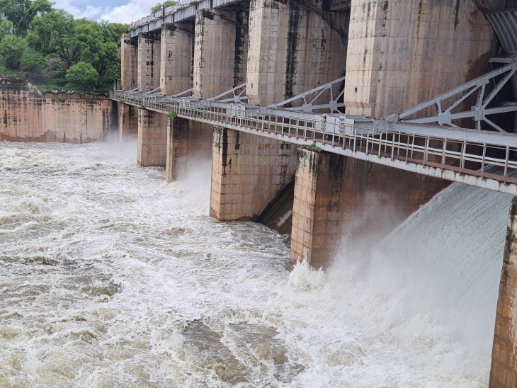 पांचना बांध के तीन गेट खोलकर 3 हजार क्यूसेक पानी की निकासी की जा रही है। - Dainik Bhaskar