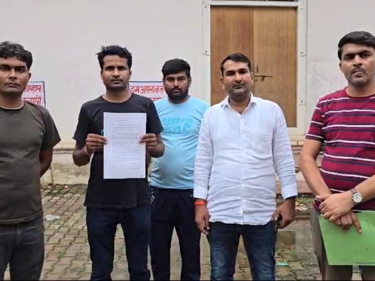 शराब ठेकेदारों ने प्रिन्ट रेट से कम रेट में शराब बेचने के विरोध में प्रदर्शन कर कलेक्टर को ज्ञापन सौंपा है। - Dainik Bhaskar