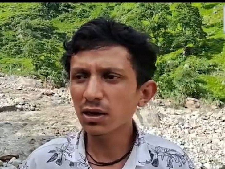 समेज खड्ड में बाढ़ के बाद आपबीती सुनाते प्रत्यक्षदर्शी आशीष।