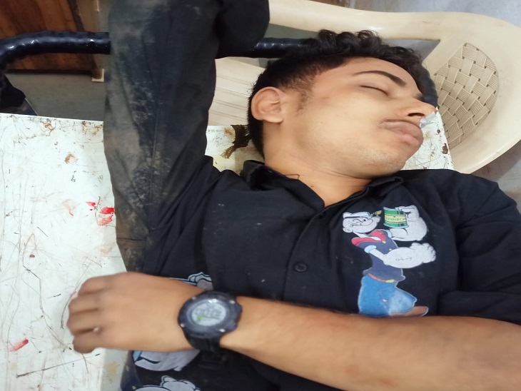 बाइक में सवार दूसरा घायल युवक।