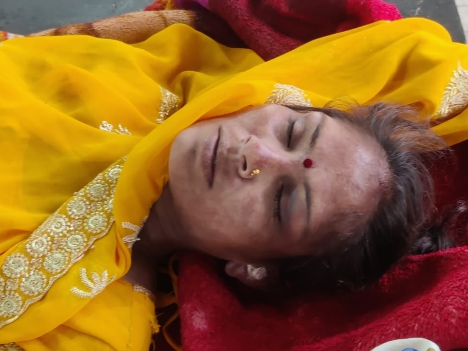 The dead body of a married woman was found hanging | फांसी पर झूलता ...