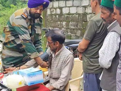 रामपुर के समेज में सेना के डॉक्टर आपदा प्रभावितों के स्वास्थ्य की जांच करते हुए