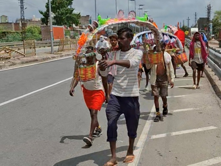 धौलपुर में आगरा- मुंबई हाईवे से गुजरते कांवड़ यात्री।