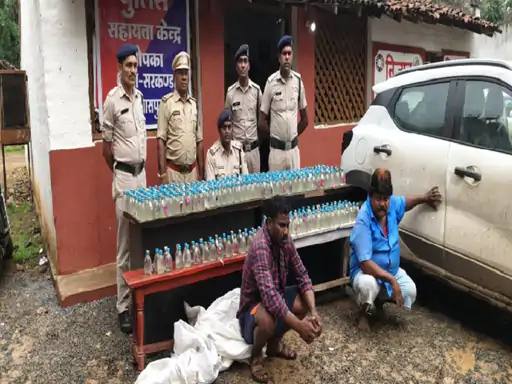 शराब की तस्करी करते पुलिस ने दो आरोपियों को गिरफ्तार किया है।