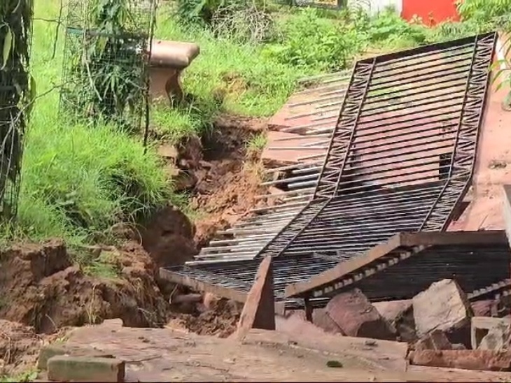 तेज बारिश और तालाब के सीपेज मार्ग में अवरोध के कारण पाल की दीवार क्षतिग्रस्त हो गई। - Dainik Bhaskar