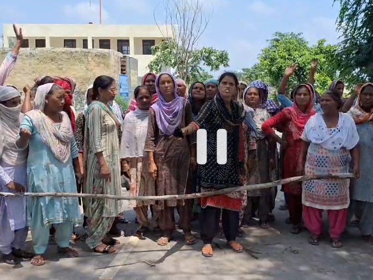 गांव कोट रजादा में पानी की निकासी को लेकर प्रदर्शन करते हुए महिलाएं।