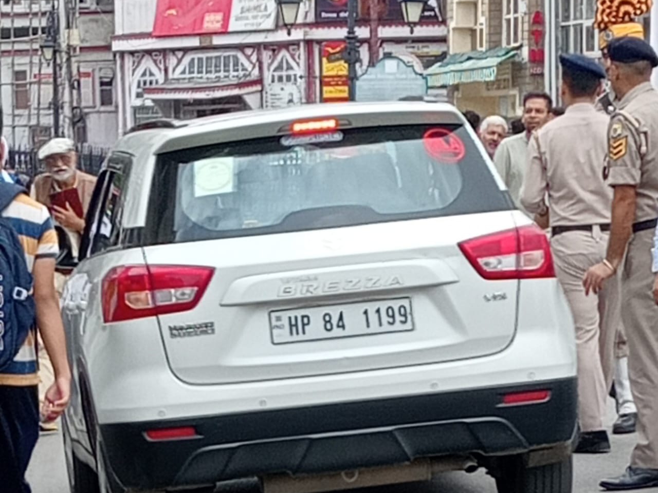 स्कैंडल पॉइंट पहुंची विधायक की गाड़ी।