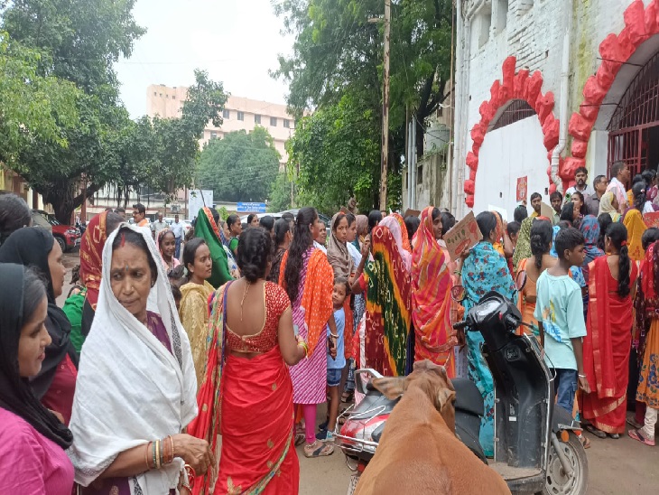 जिला आबकारी अधिकारी कार्यालय का घेराव करती महिलाएं। - Dainik Bhaskar