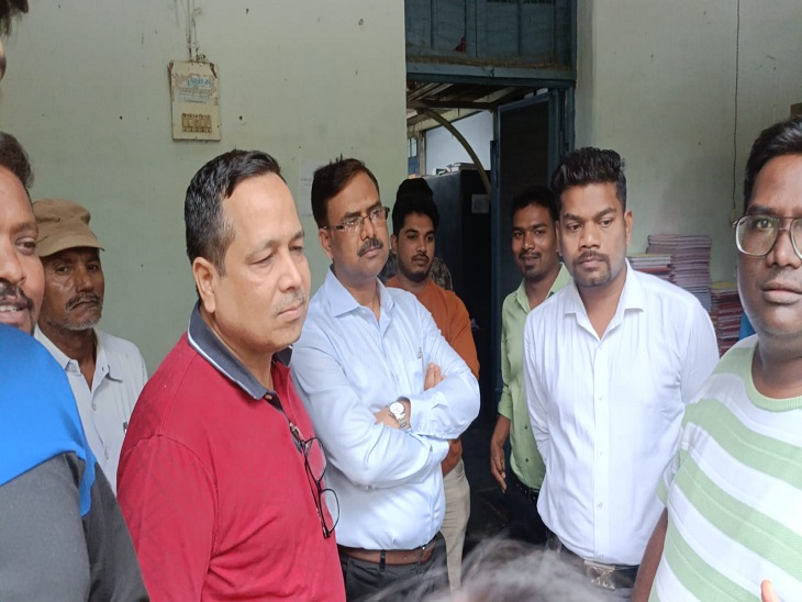 महिलाओं की समस्या सुनते अधिकारी।