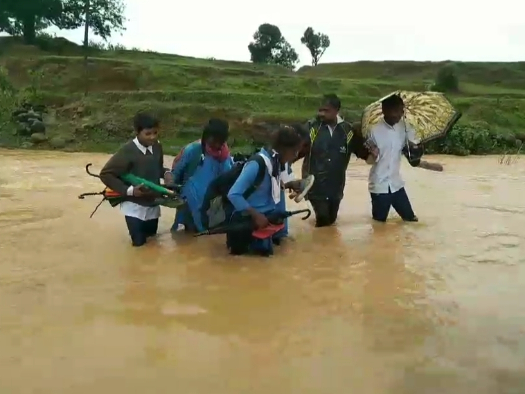 बारिश से बेनगंगा नदी उफान पर।