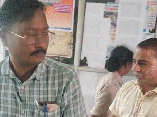 बिलासपुर जिला शिक्षा अधिकारी कार्यालय से साहू को लेकर निकलती ACB की टीम। यहां भी दस्तावेज खंगाले गए हैं।