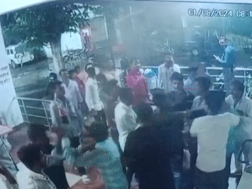 अस्पताल में युवकों ने कर दी मरीज की पिटाई।