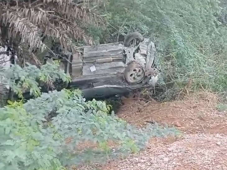 The car lost control and overturned in a ditch, two injured, the car ...