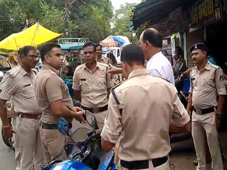 दोनों आरक्षकों को समझाइश देते सिविल लाइन थाने के पुलिसकर्मी