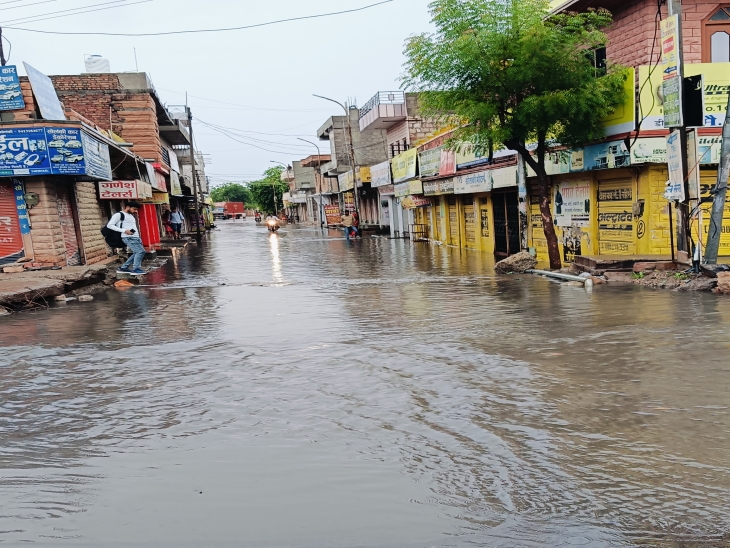 बारिश के बाद सिणधरी रोड से रीको जाने वाली रोड पर भरा पानी।