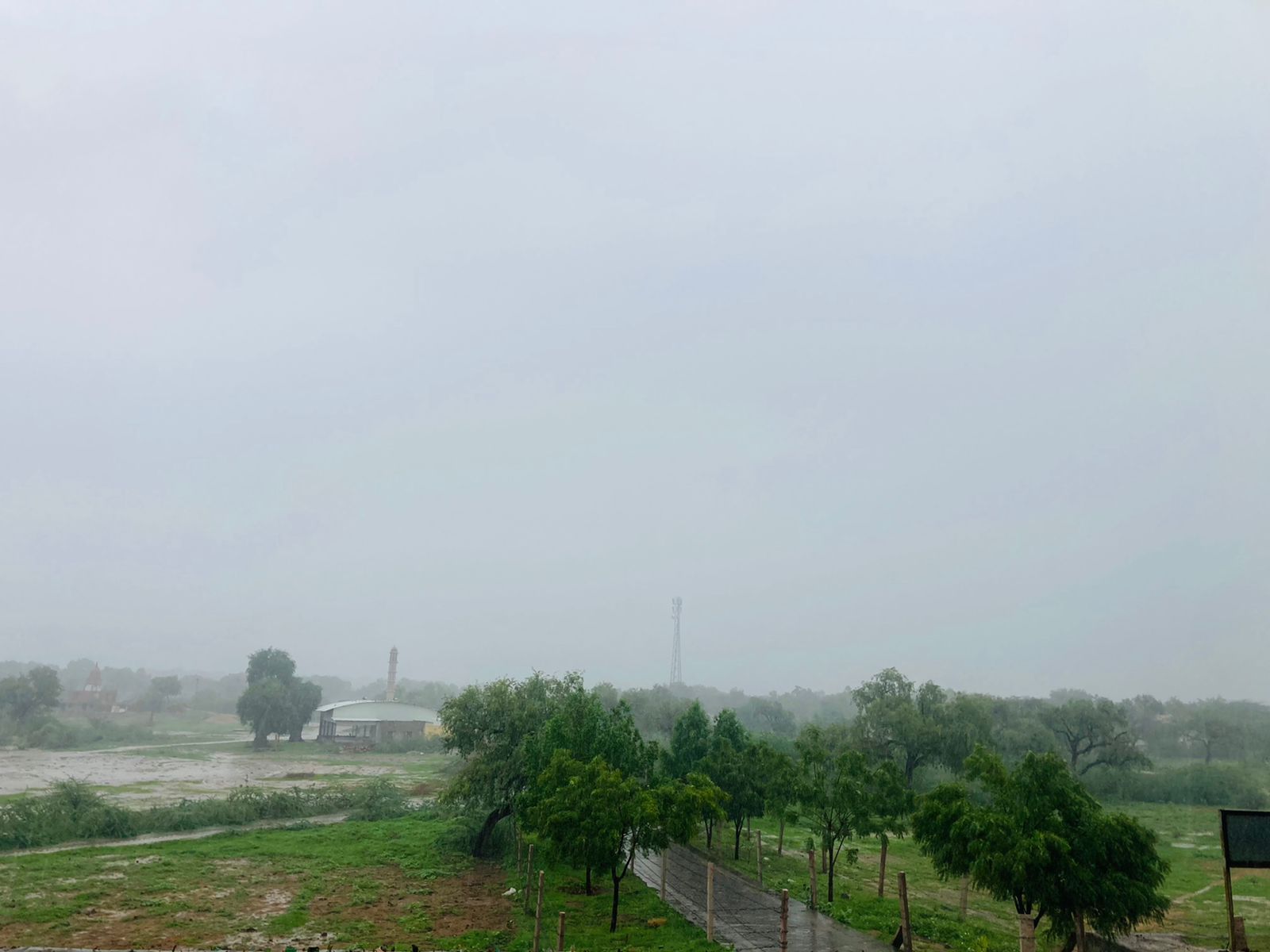 आसमान में छाए काले बादल, कभी तेज तो कभी रिमझिम बारिश का दौर जारी है।