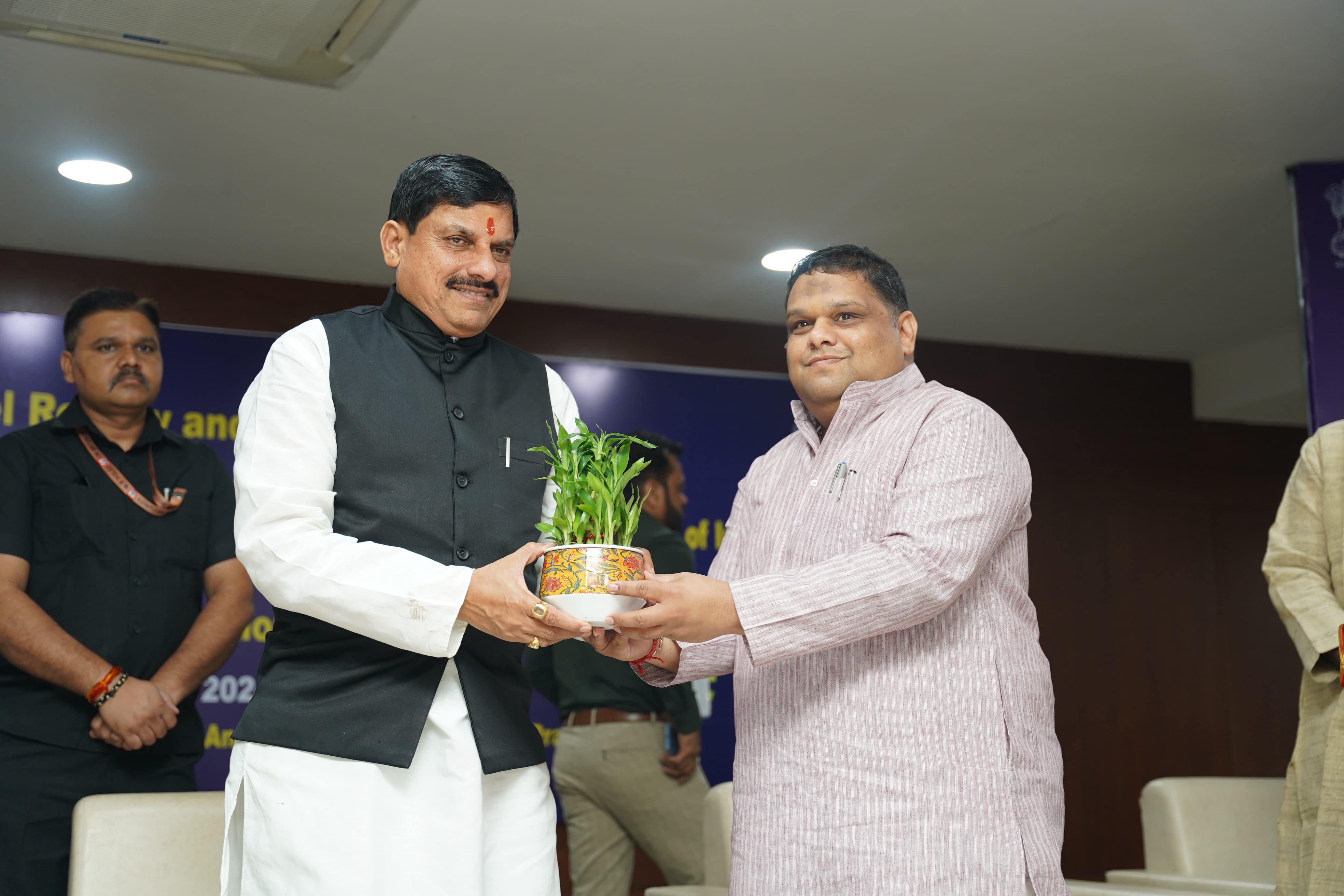 क्षेत्रीय कार्यशाला में मुख्यमंत्री को पौधा भी भेंट किया गया।