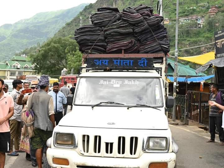 बाढ़ प्रभावित परिवारों के लिए राहत सामग्री लेकर जा रही बोलेरो पिकअप