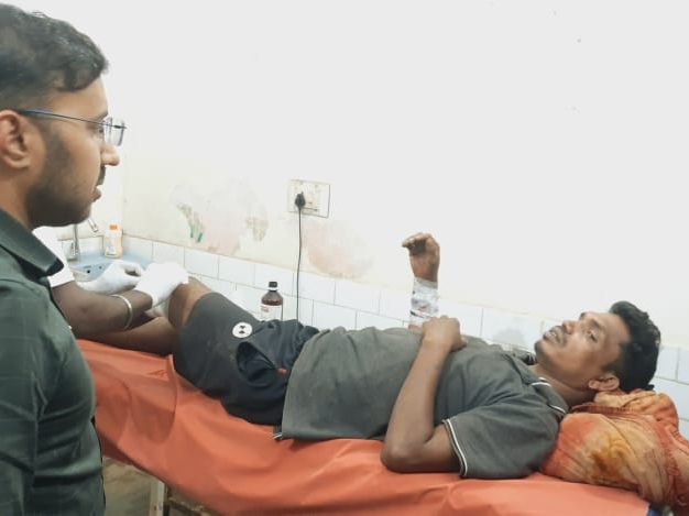 कोंडागांव जिले के माकड़ी विकासखंड के लुभा गांव के जंगल में भालुओं के हमले से 2 लोग घायल।