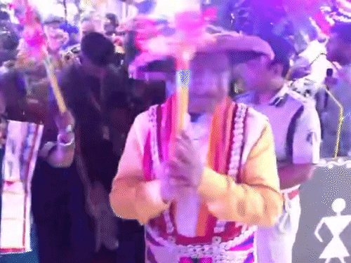 खुमरी पहने पारंपरिक अंदाज में पत्नी के साथ हुई सीएम विष्णुदेव साय की एंट्री