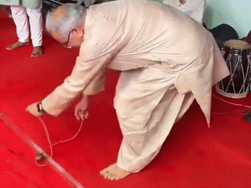 भूपेश बघेल ने चलते लट्टू को हाथ में उठाया