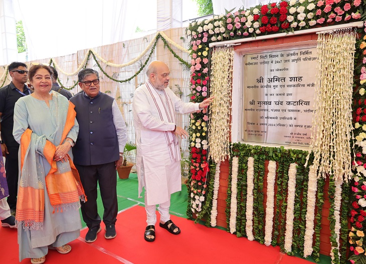 मनीमाजरा में 24 घंटे पानी सप्लाई योजना का उद्घाटन करते अमित शाह। इस दौरान चंडीगढ़ की पूर्व सांसद किरण खेर और प्रशासक गुलाब चंद कटारिया भी मौजूद रहे।