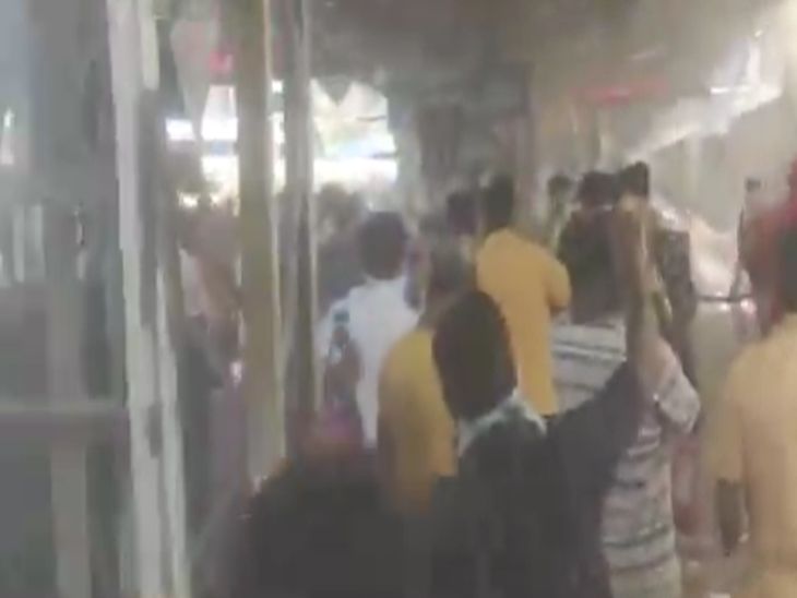 कोरबा-विशाखापट्टनम एक्सप्रेस में भीषण आग लगने के बाद प्लेटफार्म पर मौजूद यात्रियों में मची अफरा-तफरी।