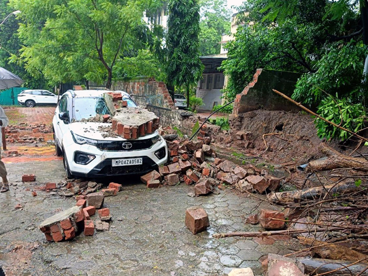 Due to continuous rain in Bhopal, the wall of a house collapsed and a car was damaged.