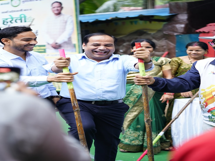 कलेक्टर गेड़ी देख खिलखिला उठे।