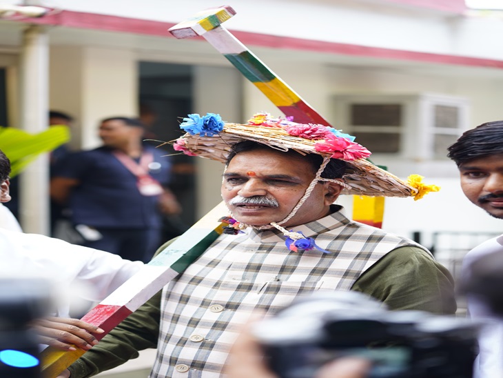 रायपुर विधायक मूणत हल उठाकर चलते दिखे।