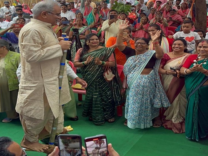 गेड़ी चढ़े पूर्व CM भूपेश बघेल।