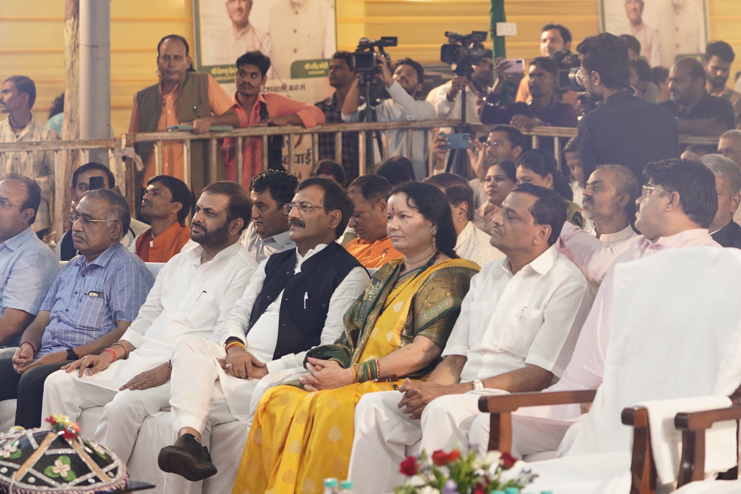 प्रदेशभर से भाजपा नेता CM हाउस पहुंचे।