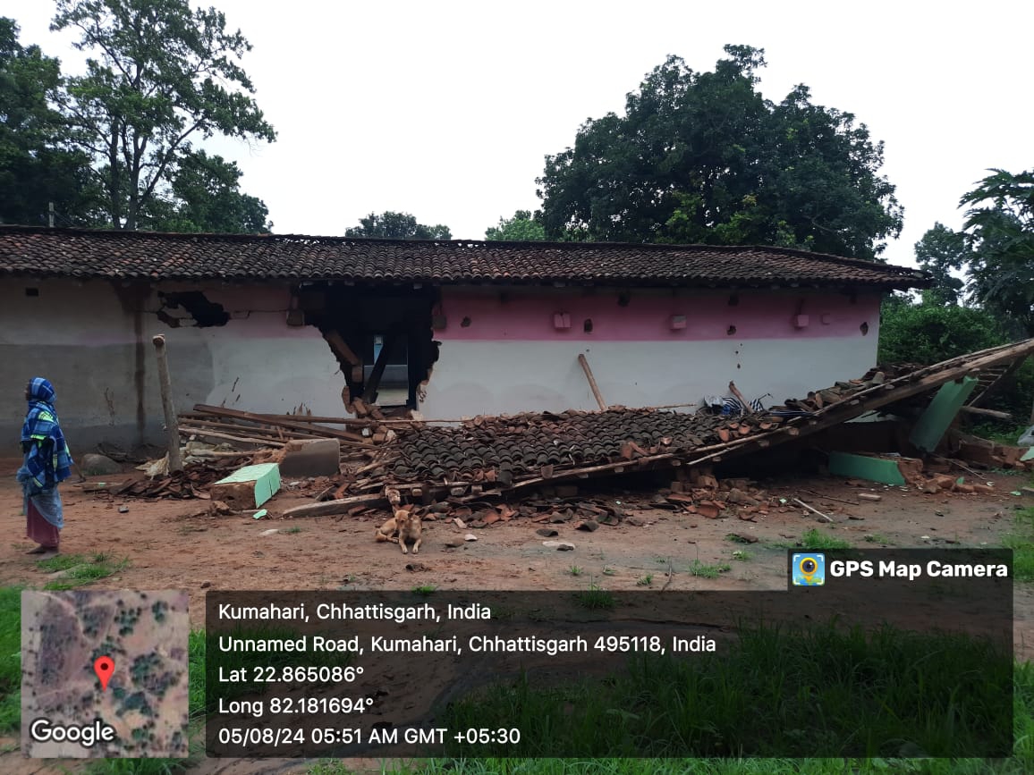 गांव में हाथियों ने मकान तोड़ दिए।