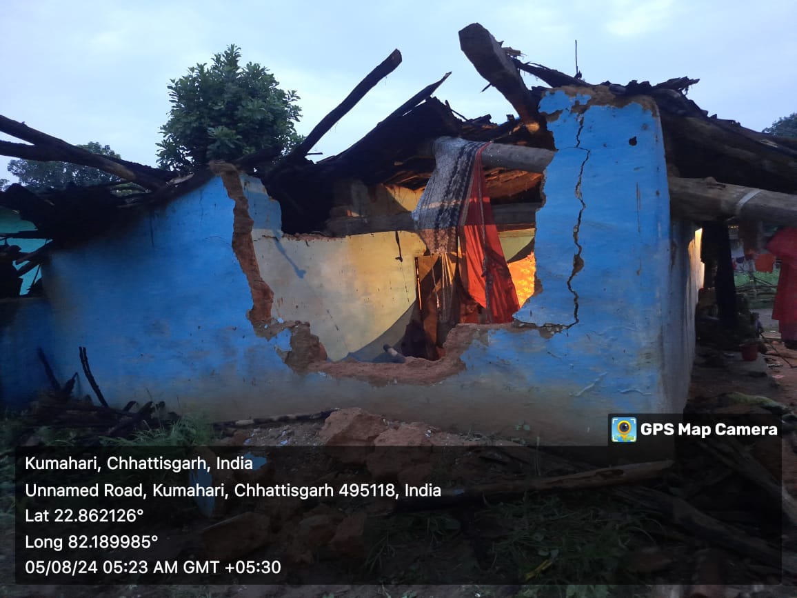 2 हाथियों ने गांव में मचाया उत्पात।