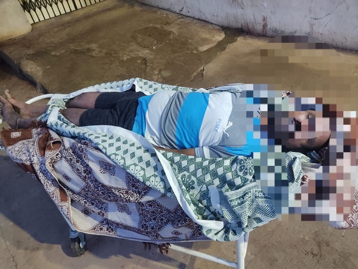 माधो दलाई का शव स्ट्रेचर पर पड़ा हुआ - Dainik Bhaskar