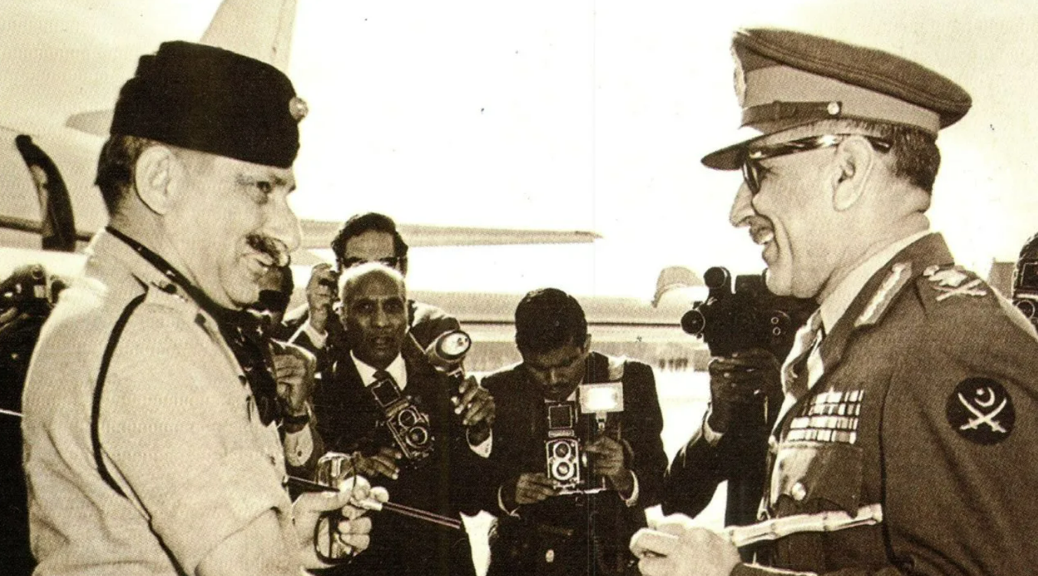 तस्वीर में जनरल मानेकशॉ के साथ टिक्का खान। 1971 में पाकिस्तान के साथ लड़ाई के बाद सीमा के कुछ इलाकों की अदला-बदली के बारे में बात करने सैम मानेकशॉ पाकिस्तान गए थे। उस समय जनरल टिक्का पाकिस्तान के सेनाध्यक्ष थे।