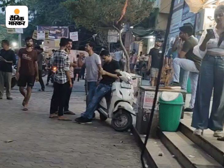 हर साल डूबती है दिल्ली की कोचिंग मंडी:लाहौर से भारत आए लोगों के लिए बसा था राजेंद्र नगर; कोचिंग खुलने से कमर्शियल एरिया बना 5 इन्हीं जर्जर इमारतों में स्टूडेंट्स की क्लासेज चलती हैं।