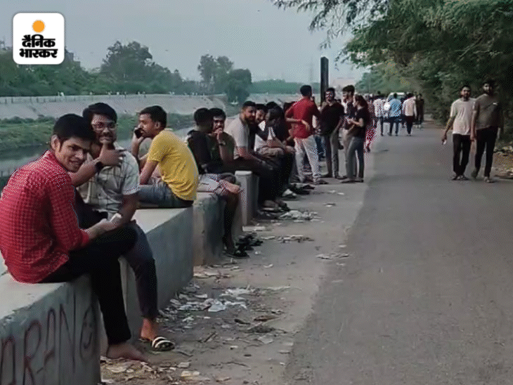 हर साल डूबती है दिल्ली की कोचिंग मंडी:लाहौर से भारत आए लोगों के लिए बसा था राजेंद्र नगर; कोचिंग खुलने से कमर्शियल एरिया बना 7 मुखर्जी नगर और नेहरू विहार के बीच ये छोटा पुल है। यहीं एस्पिरेंट्स शाम के समय हैंगआउट करते हैं।