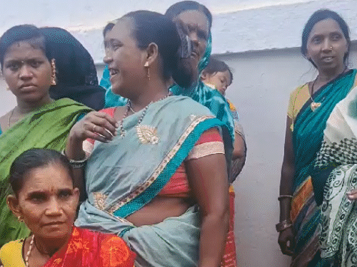 छत्तीसगढ़ के गरियाबंद जिले में 100 से ज्यादा महिलाओं के नाम पर 1 करोड़ से ज्यादा का कर्जदार बना दिया गया। - Dainik Bhaskar