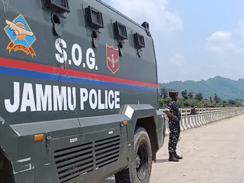 आर्टिकल 370 हटने के 5वीं वर्षगांठ पर आज जम्मू-कश्मीर में सुरक्षा बढ़ाई गई है। - Dainik Bhaskar