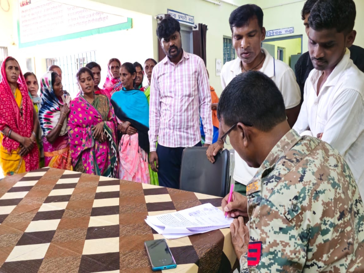 थाने में दलाल किशन देवांगन के खिलाफ महिलाओं ने रिपोर्ट लिखाई।