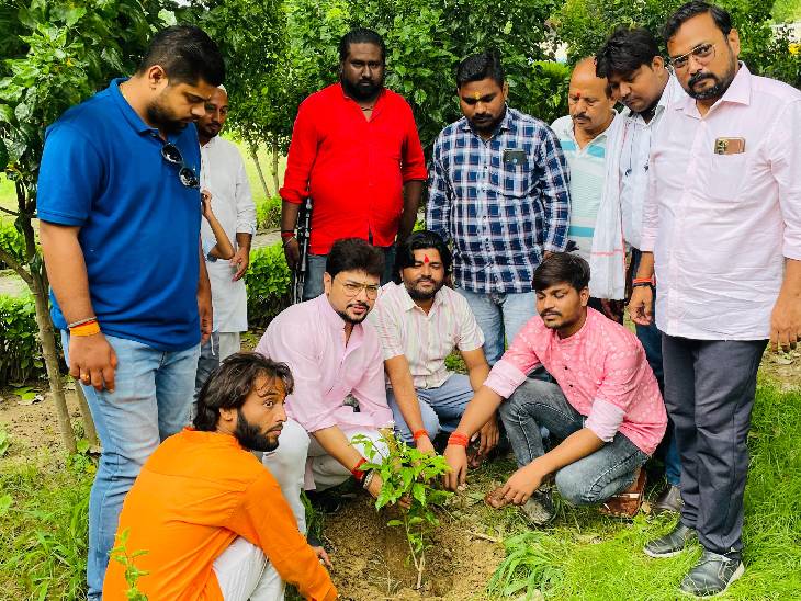 Gave the message of greenery by planting trees | पौधरोपण कर हरियाली का ...