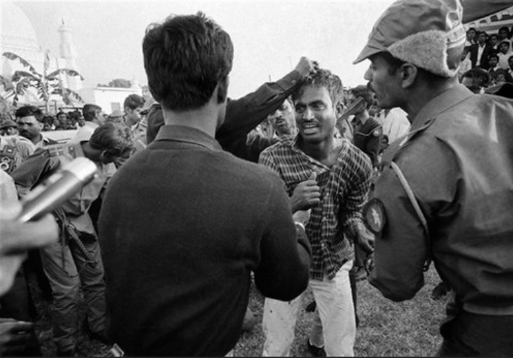 बांग्लादेश में जुलाई में हुए प्रदर्शन को रोकने के लिए पुलिस छात्रों को पीट रही है।