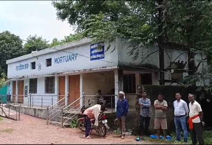 मॉर्चुरी पहुंचे मृत युवकों के परिजन।