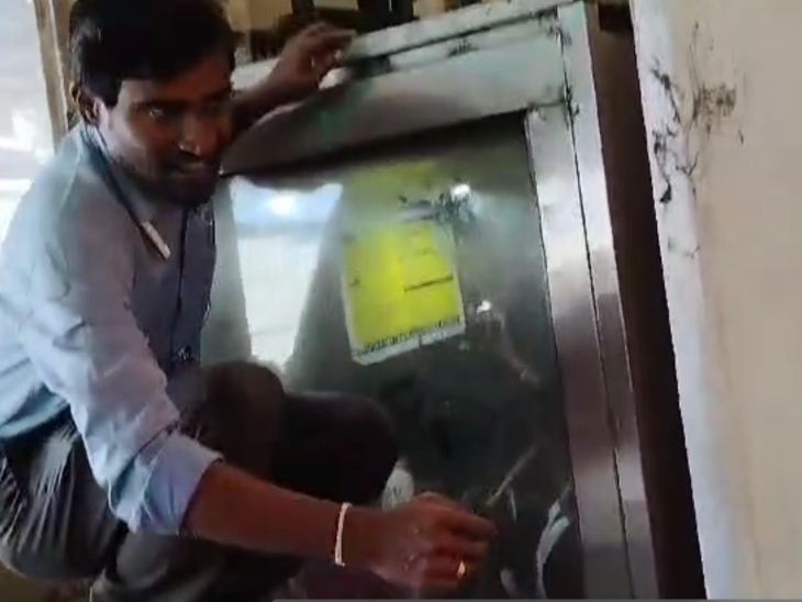 लिफ्ट का शीशा तोड़कर यात्रियों को बाहर निकाला गया।