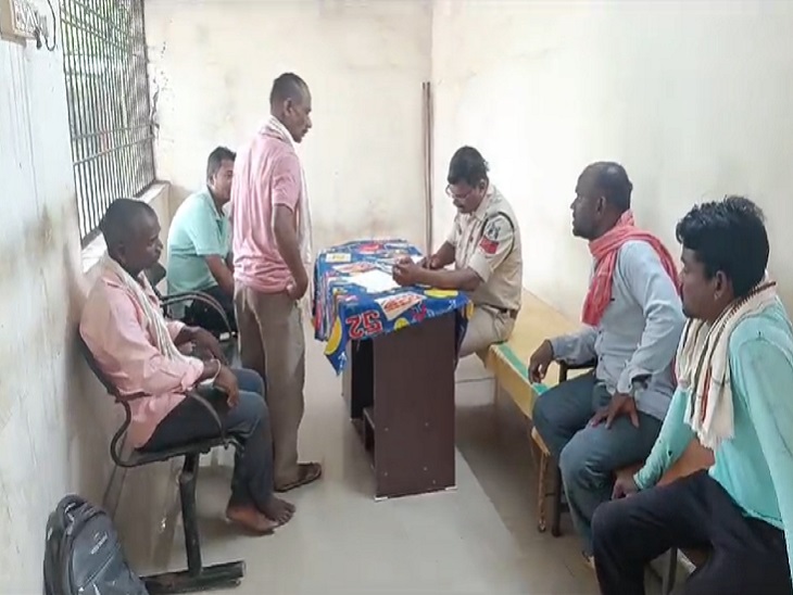 पोस्टमार्टम के दौरान पंचनामा कार्रवाई करती पुलिस और मौजूद परिजन