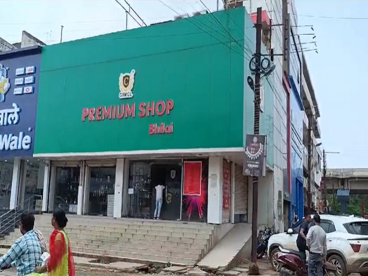 शराब दुकान के मैनेजर पर चाकू से हमला। - Dainik Bhaskar