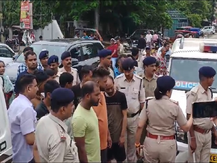 जुलूस के दौरान हुए हंगामे को शांत कराती पुलिस - Dainik Bhaskar